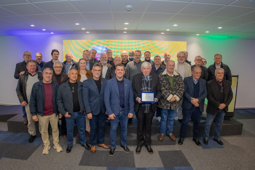 Membros do conselho deliberativo, junto ao Presidente Gilberto João e o homenageado da noite, Osmar.