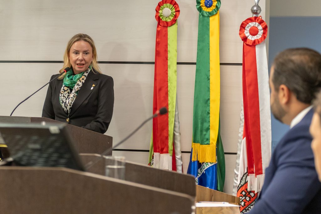 Homenagem da Câmara de Vereadores à AEMFLO e CDL São José - Cíntia Pieri discursando