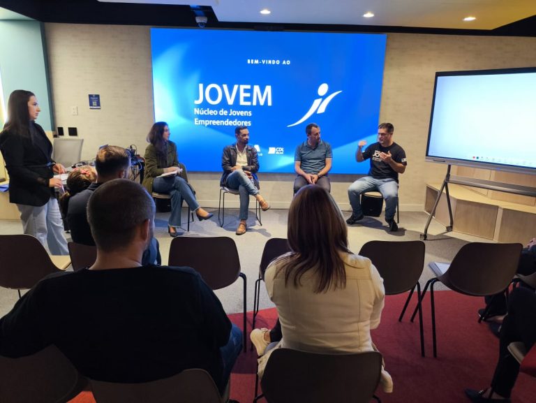 Participantes do Núcleo AEMFLO Jovem durante a dinâmica Rocket Seat realizada em 15 de julho de 2026 na sede da AEMFLO/CDL São José.