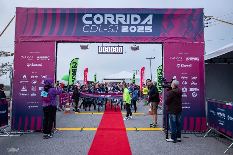 Participantes da Corrida CDL São José em percurso na Beira-Mar de São José