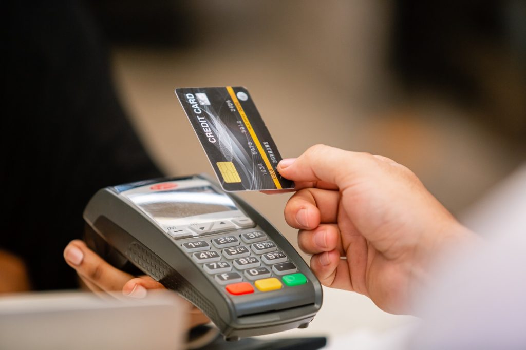 Pagamento com cartão representa cenário de busca por crédito no Brasil