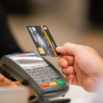 Pagamento com cartão representa cenário de busca por crédito no Brasil